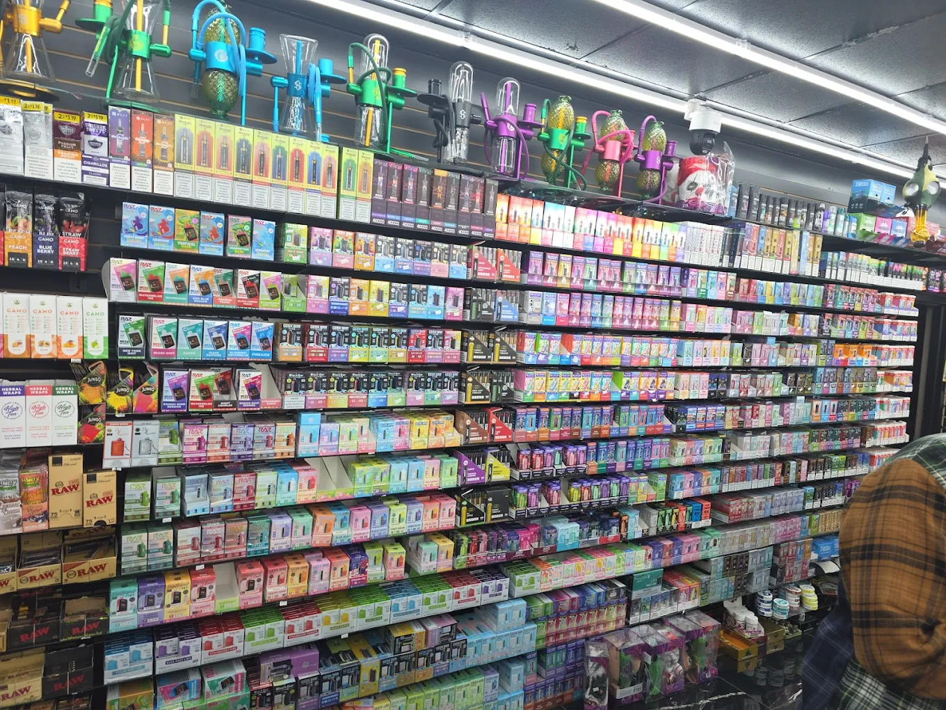 Disposable vapes and mods at Q Smoke Shop Hampton VA: Geek Bar, Raz, Lost Mary